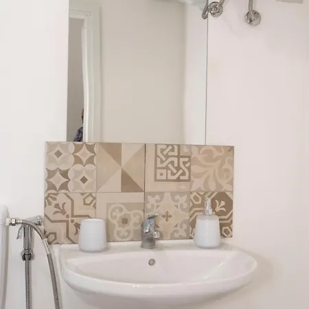 John Mary House Katánie